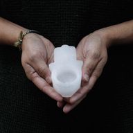 Selenitový Svícen - Hamsa