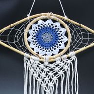 Ochranný Lapač Snů - Střední - Macramé Oko - Bílá / Modrá / Šedá