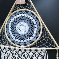Ochranný Lapač Snů - Velký - Macramé Pyramida - Bílá / Šedá