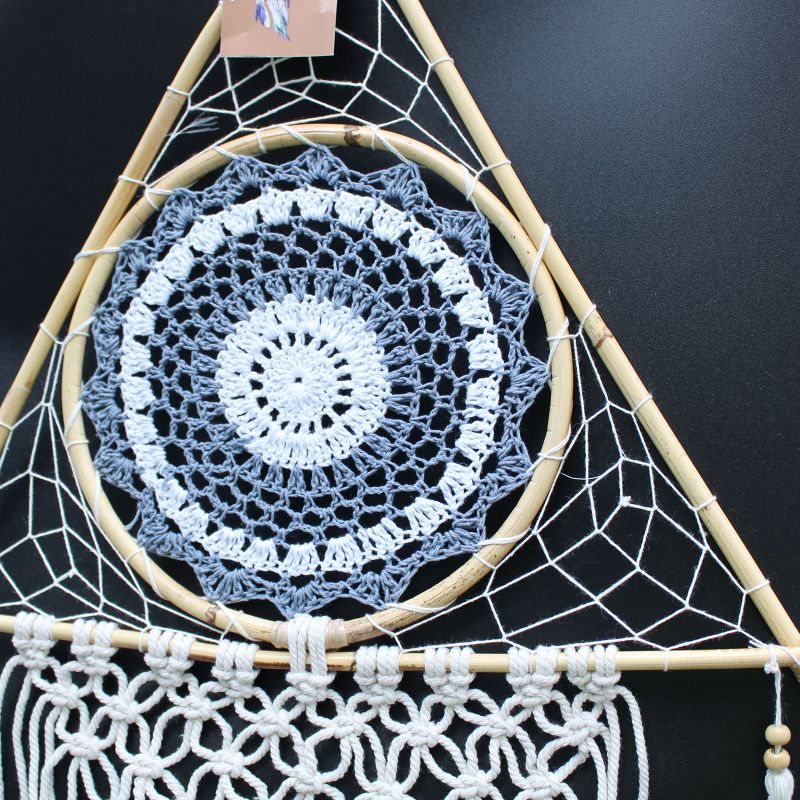 Ochranný Lapač Snů - Velký - Macramé Pyramida - Bílá / Šedá