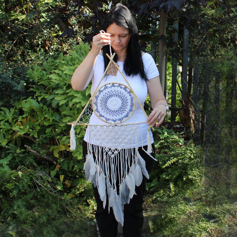 Ochranný Lapač Snů - Velký - Macramé Pyramida - Bílá / Šedá