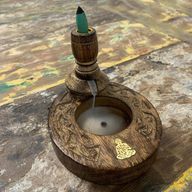 Malý Stojan “Tekoucí Dým“ z Mangového Dřeva - Buddha