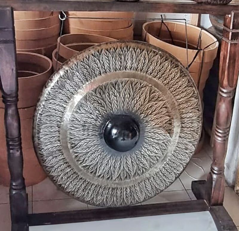 Velký Gong s Hnědým Antickým Stojanem - 80cm - Vzorovaný