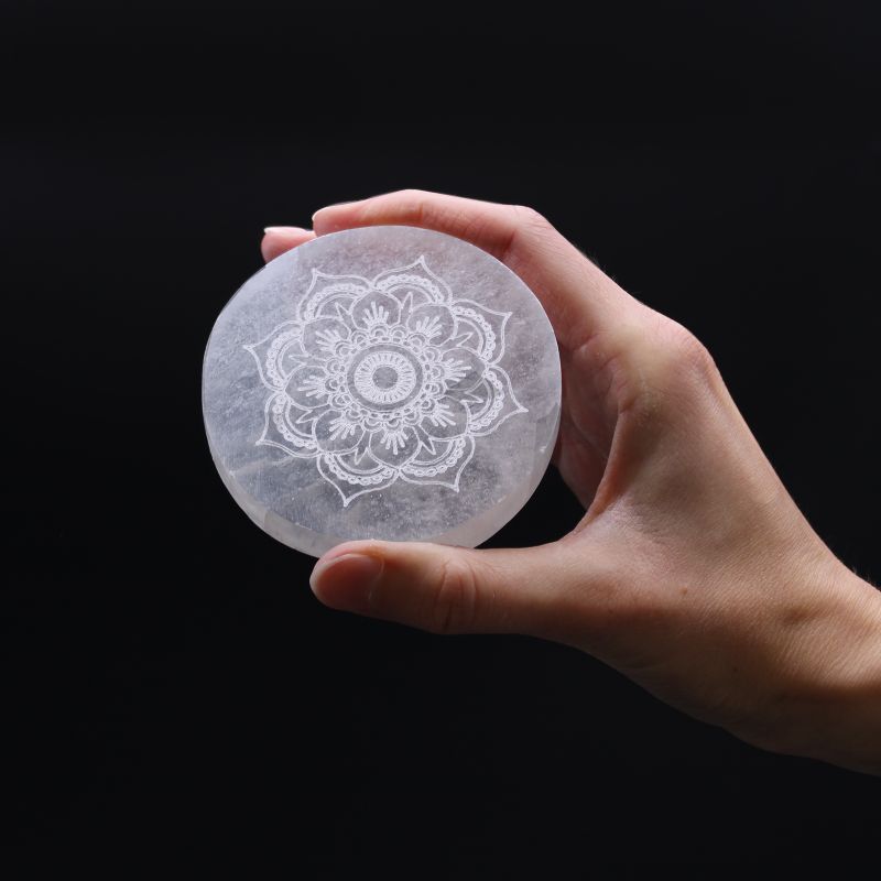 Malý Selenitový Talíř 8cm - Design Mandala