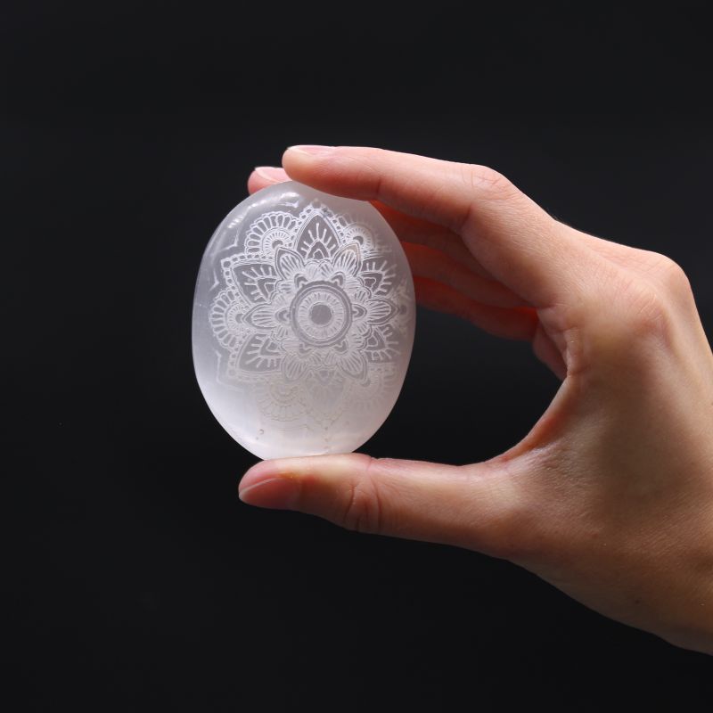Selenitový Oblázek - Gravírovaná Mandala