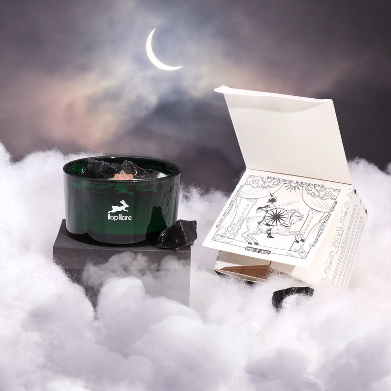 Hop Hare Magická Květinová Svíčka s Krystaly - Rytíř Mečů