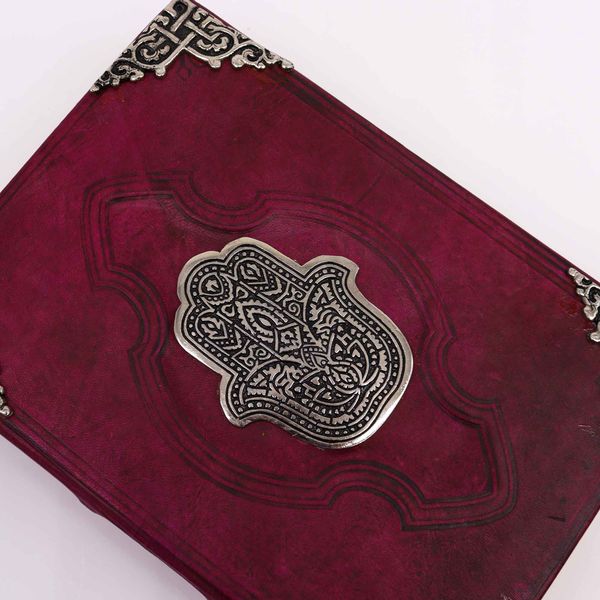 Červený Zápisník z Hrubé Kůže - Zinkový Dekor - Hamsa - 200 Stran s Ozdobním Okrajem - 26x18cm
