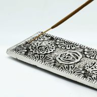Dlouhý Stojan na Vonné Tyčinky z Leštěného Hliníku - Chakra - 23cm