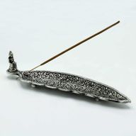 Dlouhý Stojan na Vonné Tyčinky z Leštěného Hliníku - Buddha -  23cm