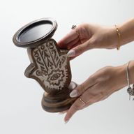 Svícek z Mangového Dřeva - Hamsa - Malý 18x11cm