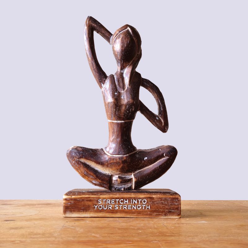 Dřevěná Yoga Lady Figurka - Antická - Pozice Kravího Obličeje - "Stretch into Your Strength"