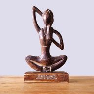 Dřevěná Yoga Lady Figurka - Antická - Pozice Kravího Obličeje - "Stretch into Your Strength"
