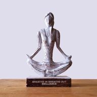 Dřevěná Yoga Lady Figurka - Bílá Vymývaná -Lehká Pozice - "Breathe in Breathe out Brilliance"