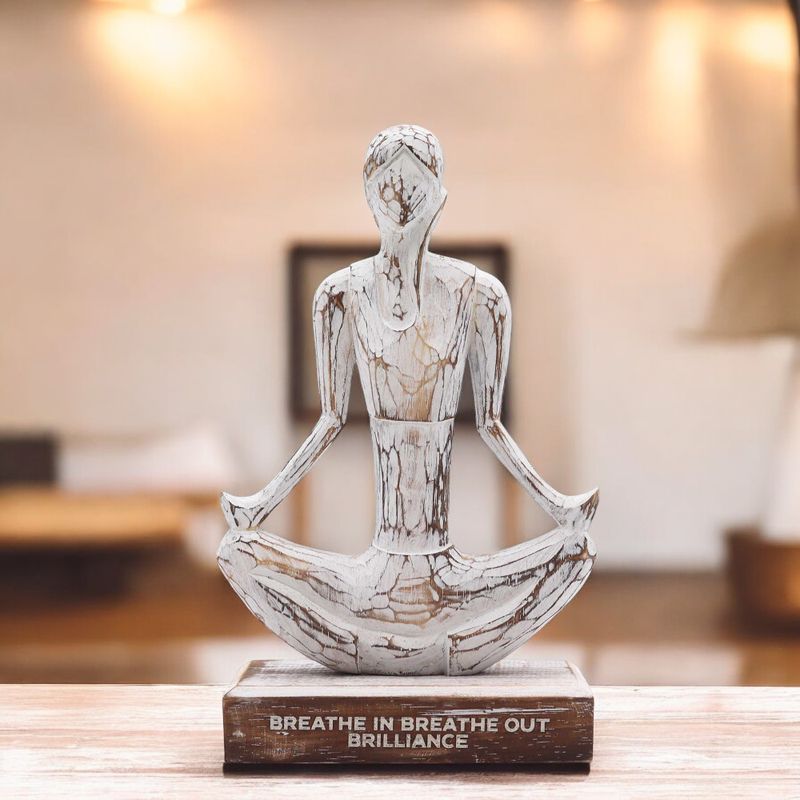 Dřevěná Yoga Lady Figurka - Bílá Vymývaná -Lehká Pozice - "Breathe in Breathe out Brilliance"