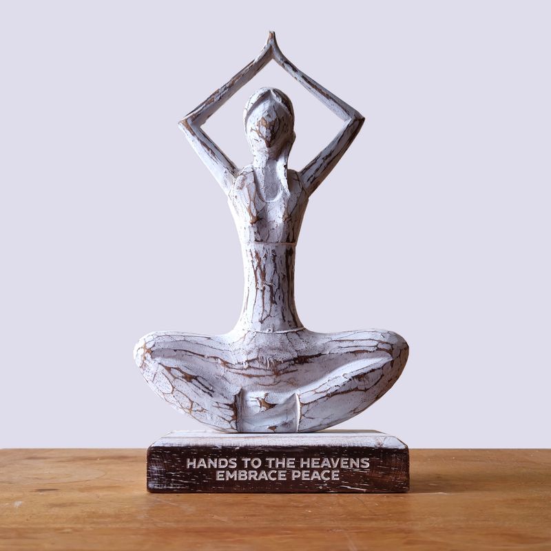 Dřevěná Yoga Lady Figurka - Bílá Vymývaná - Pozice Ruce Nahoru - "Hands to the Heavens Embrace Peace"