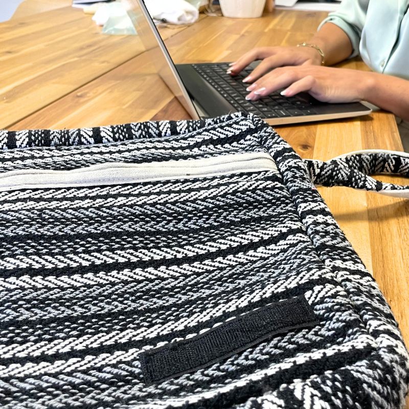 Měkká Taška na Notebook Banjar - Šedé Pásy