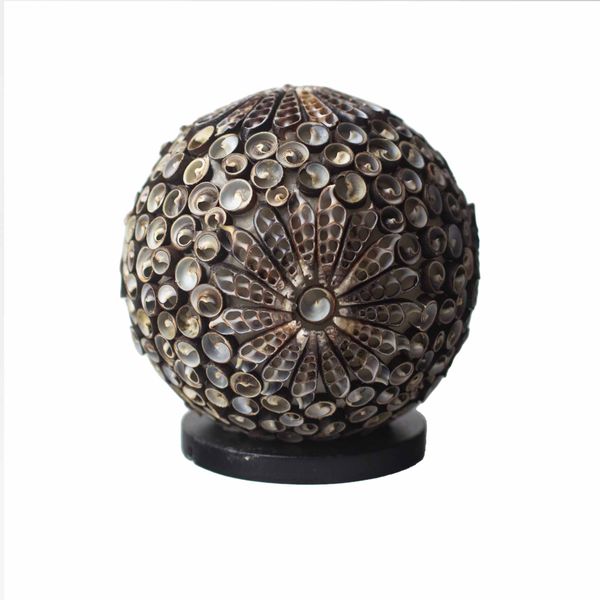 Boho Lampa z Mořských Mušlí - Glóbus Čokoládový Twist - 15cm