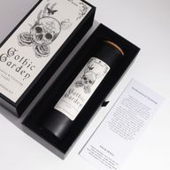 Gothic Garden černá svíčka se korkovým víčkem uvnitř její dárkové krabičky.