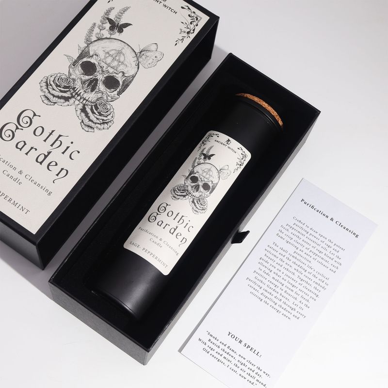 Gothic Garden černá svíčka se korkovým víčkem uvnitř její dárkové krabičky.