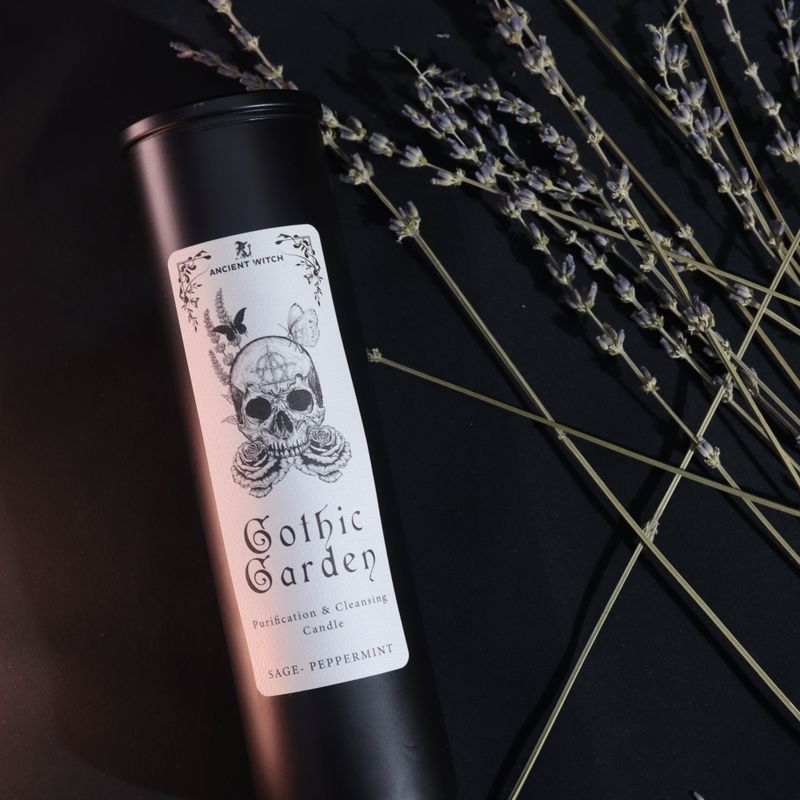 Záběr zblízka etikety svíčky Gothic Garden s lebkou, růžemi a motýly.