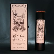 Gothic Garden rituální svíčka zobrazená se svým ilustrovaným obalem