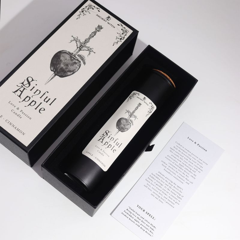Sinful Apple černá svíčka s korkovým víkem v její dárkové krabičce