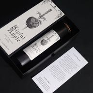 Karta rituálního kouzla Hříšné jablko vedle svíčky