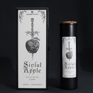 Sinful Apple rituální svíčka a dárková krabička s jablkem propíchnutým athamou na černém pozadí