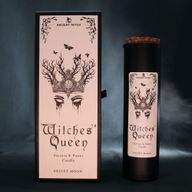 Rituální svíčka Witches’ Queen, vystavená se svým ilustrovaným balením