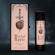 Rituální svíčka Sinful Apple, zobrazená se svým ilustrovaným balením.