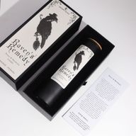 Raven's Remedy černá svíčka s korkovým víkem uvnitř své dárkové krabičky