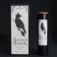 Raven's Remedy rituální svíčka a dárková krabice s havranem na černém pozadí