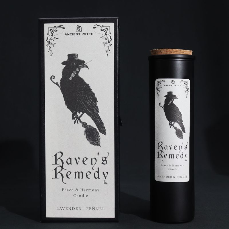 Raven's Remedy rituální svíčka a dárková krabice s havranem na černém pozadí