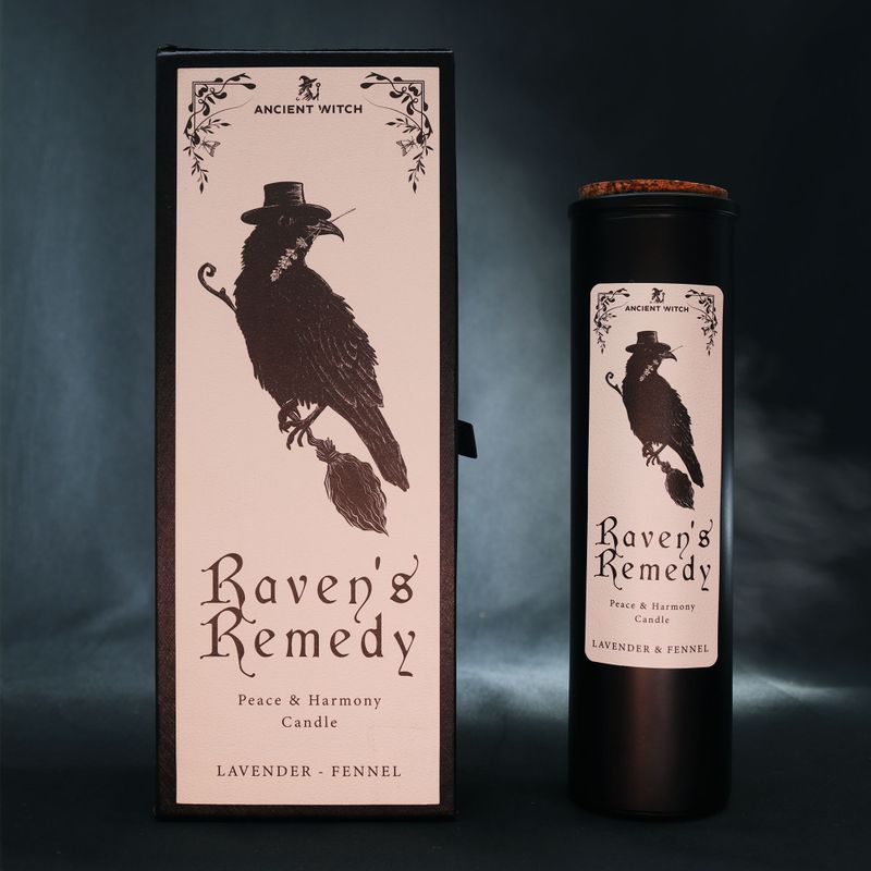Raven's Remedy rituální svíčka zobrazená spolu se svým ilustrovaným obalem