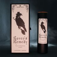 Raven's Remedy rituální svíčka zobrazená spolu se svým ilustrovaným obalem