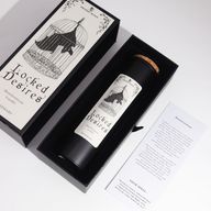 Zamčené touhy černá svíčka s korkovým víkem uvnitř její dárkové krabičky
