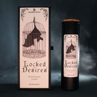 Rituální svíčka Locked Desires, vystavená se svým ilustrovaným obalem.