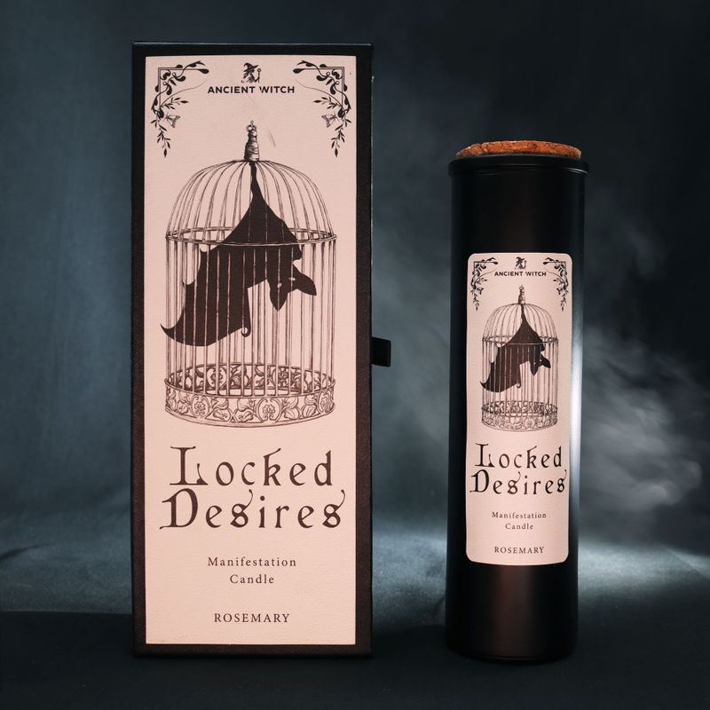 Rituální svíčka Locked Desires, vystavená se svým ilustrovaným obalem.