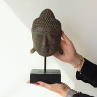 Velká Hlava Klidného Buddhy na Stojanu - Šedá
