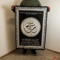Bavlněné Nástěnné Závěsy (70x110cm) - Óm - Vítejte u Boha