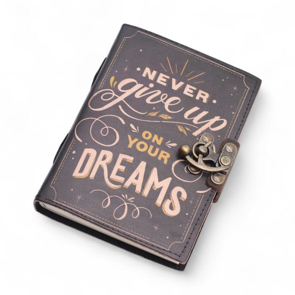 Kožený Zápisník s Potiskem (7x5") - Never Give Up On Your Dreams - 200 Stran