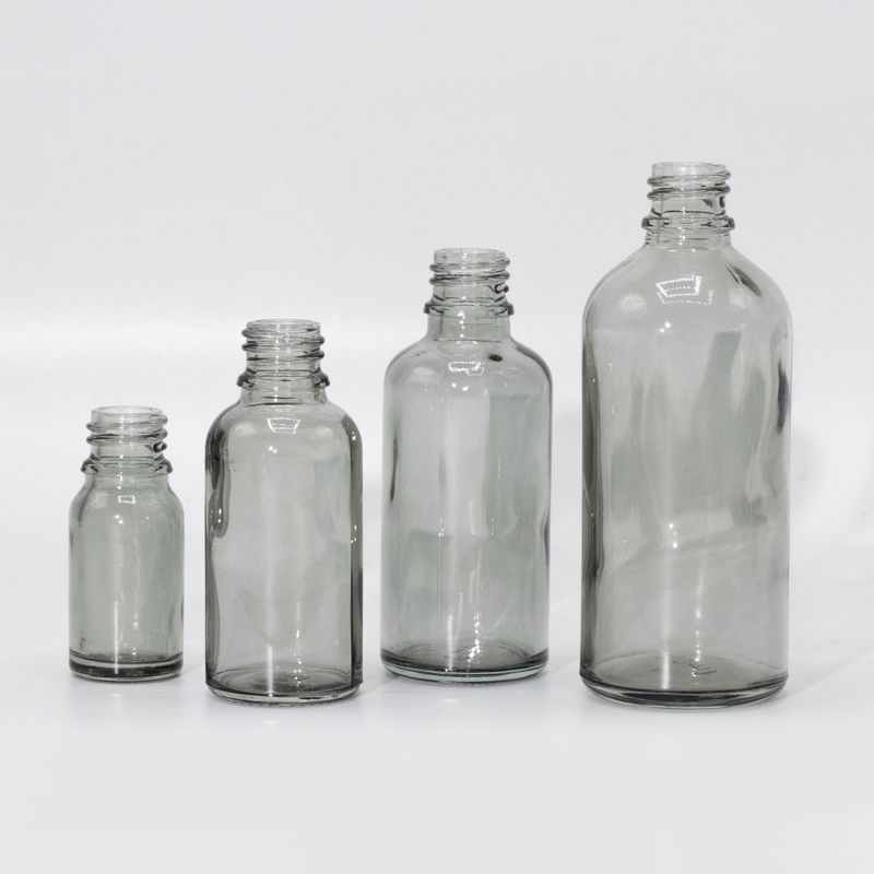 50 ml skleněná lahvička kouřově šedé barvy s kapátkovým uzávěrem