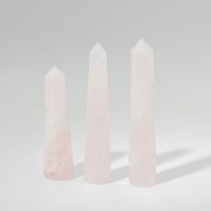 Drahokamové šestistranné obeliskové špičky, přibližně 11 cm – růžový křemen