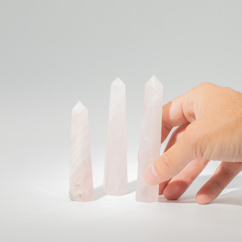 Drahokamové šestistranné obeliskové špičky, přibližně 11 cm – růžový křemen