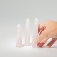 Drahokamové šestistranné obeliskové špičky, přibližně 11 cm – růžový křemen