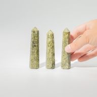 Drahokamové šestistranné obeliskové špičky, přibližně 11 cm – epidot