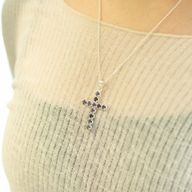 Indické modlitební přívěsky - postříbřené (řetízek o délce 45 cm) - Ionitový kříž
