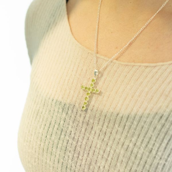 Indické modlitební přívěsky - postříbřené (řetízek 45 cm) - peridotový kříž