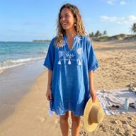 Nomad Sari z kolekce Med Collection - modrý kaftan s krémovou výšivkou a třásněmi