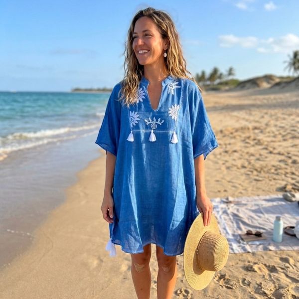 Nomad Sari z kolekce Med Collection - modrý kaftan s krémovou výšivkou a třásněmi